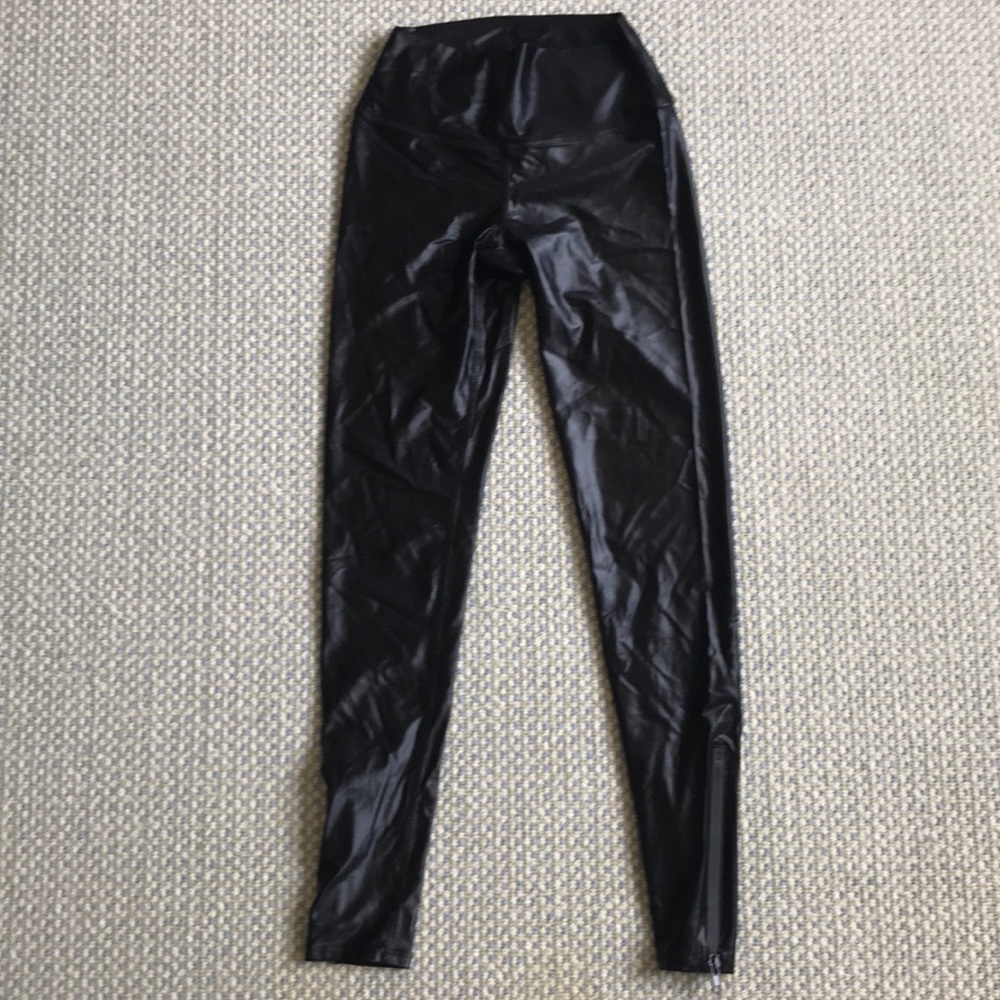 Alexis Ren exercise leggings